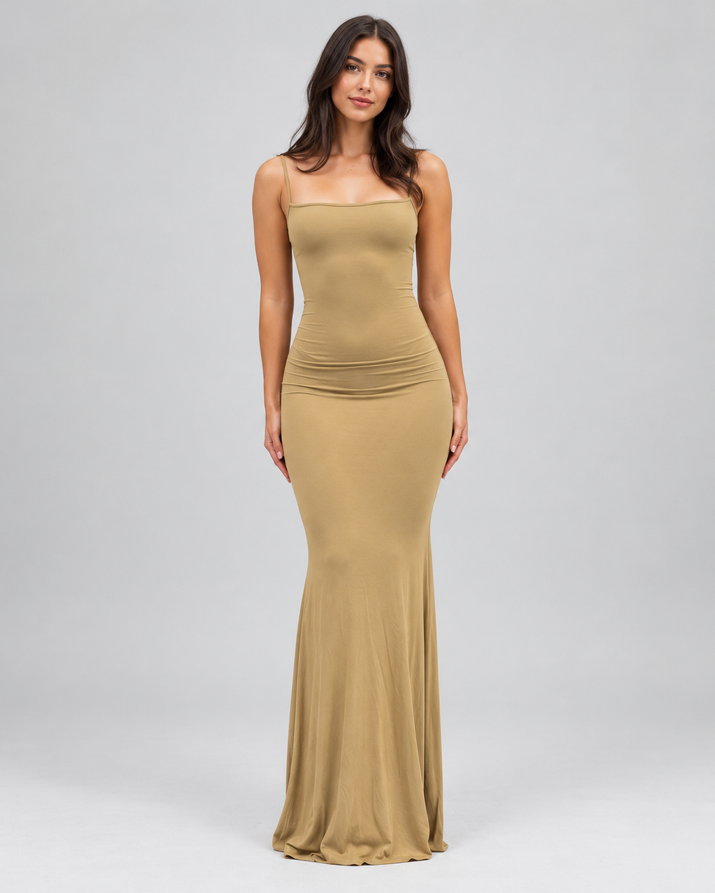 Femme portant une robe Anaïs beige longue et moulante à fines bretelles,vue de face,élégante, lumineuse et raffinée