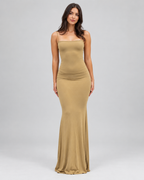 Femme portant une robe Anaïs beige longue et moulante à fines bretelles,vue de face,élégante, lumineuse et raffinée