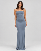 Femme portant une robe Anaïs bleu gris longue et moulante à fines bretelles,vue de face, chic, féminine et élégante