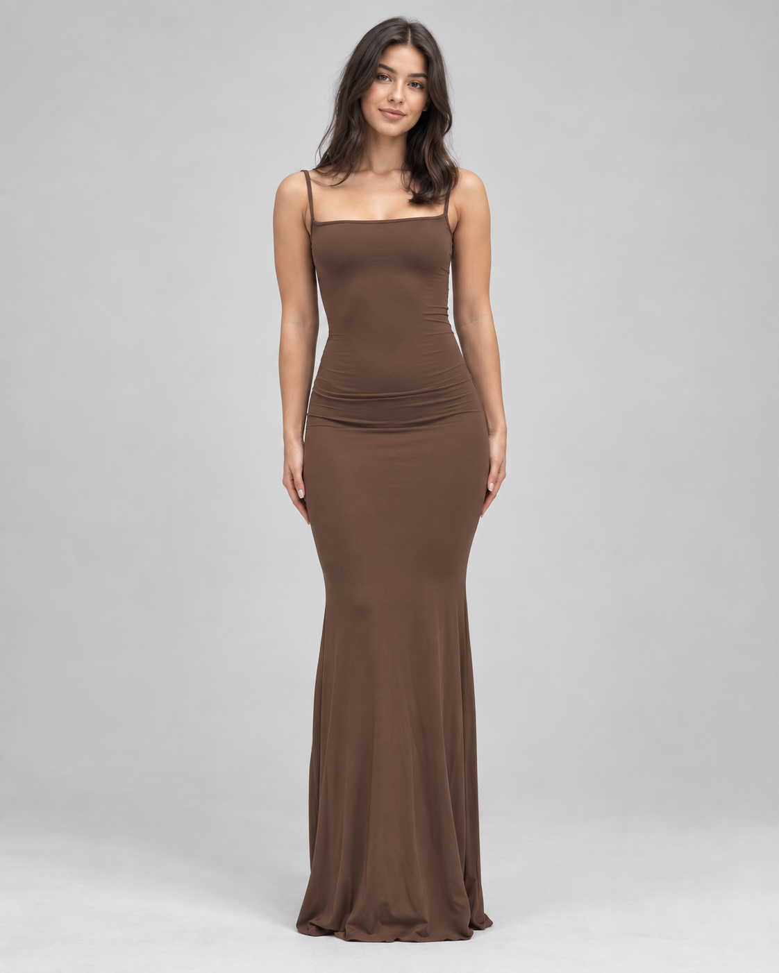 Femme portant une robe Anaïs marron longue et moulante à fines bretelles,vue de face, sensuelle, chic et sophistiquée