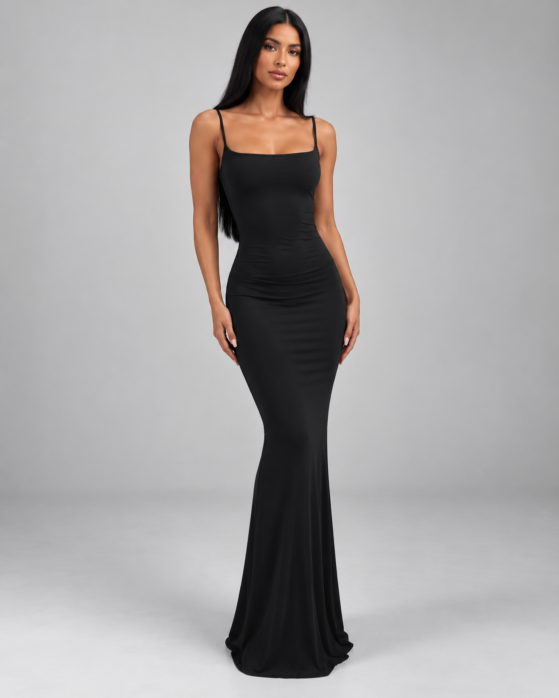 Femme portant une robe Anaïs noire longue et moulante à fines bretelles, vue de face, sensuelle, glamour et élégante