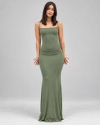 Femme portant la robe Anaïs vert  longue et moulante à fines bretelles, vue de face, élégante, féminine et naturelle