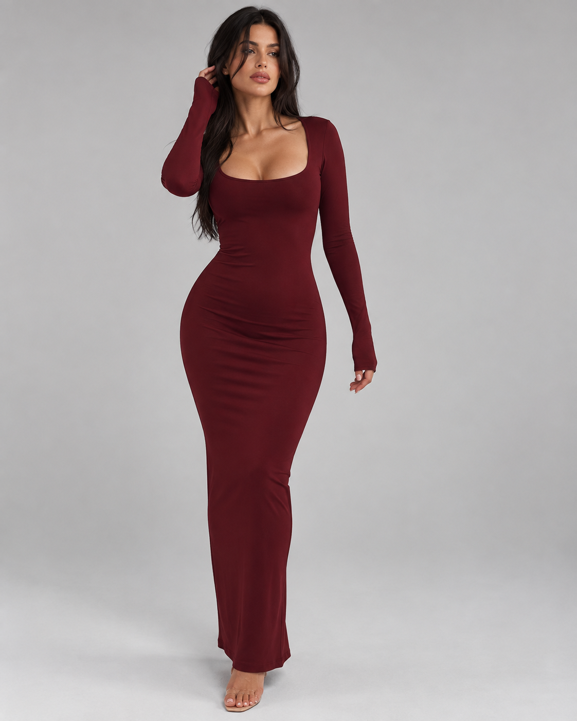 Femme portant une robe Laura bordeaux longue et moulante à manches longues, vue de face en pied, sensuelle, glamour et féminine.