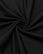 Gros plan sur la matière noire douce et extensible de la robe Laura, tissu souple au rendu lisse et élégant.