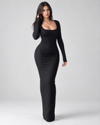 Femme portant une robe Laura noire longue et moulante à col carré et manches longues, vue de face en pied, glamour, sensuelle et élégante.