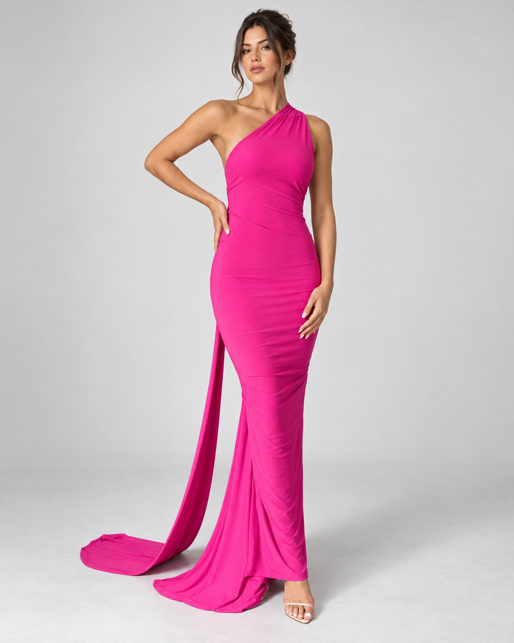 Femme portant la Robe Lina fuchsia, longue et moulante, vue de face avec encolure asymétrique à une épaule et détail drapé élégant