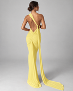 Femme portant la Robe Lina jaune clair vue de dos, avec dos nu profond, détail froncé et longue traîne fluide