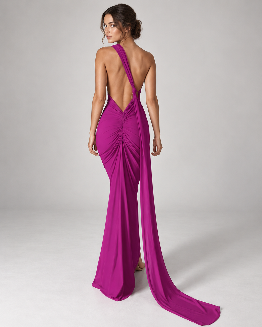 Femme portant la Robe Lina mauve vue de dos, avec dos nu, fronces sculptantes et longue traîne pour une silhouette élégante