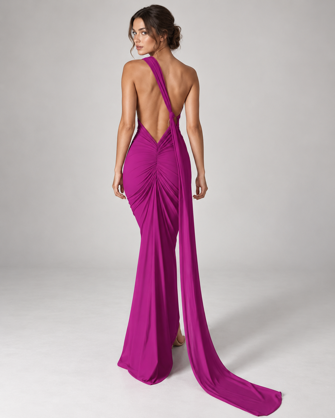 Femme portant la Robe Lina mauve vue de dos, avec dos nu, fronces sculptantes et longue traîne pour une silhouette élégante
