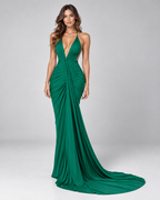 Femme portant la Robe Lina verte, vue de face en silhouette entière, avec coupe longue ajustée, drapé élégant et tombé fluide, pour une allure chic et sophistiquée.