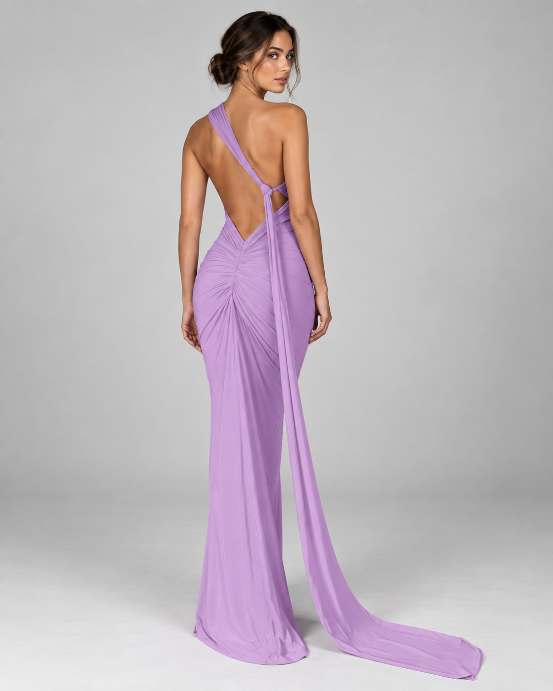 Femme portant la Robe Lina violet vue de dos, avec dos nu, détail froncé et longue traîne fluide pour une allure raffinée