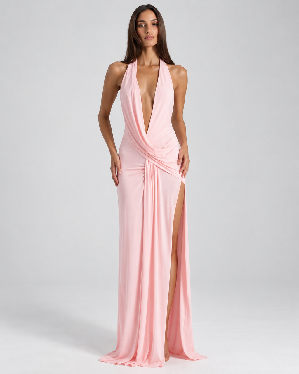 Femme portant une robe Lola rose longue à décolleté plongeant et fente haute, vue de face en pied, douce, glamour et féminine.