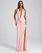 Femme portant une robe Lola rose longue à décolleté plongeant et fente haute, vue de face en pied, douce, glamour et féminine.