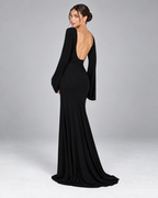 Femme portant la Robe Louise noire vue de dos, avec dos nu plongeant, coupe longue près du corps et manches évasées pour une allure glamour et sensuelle