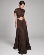 Femme portant une robe Manon marron longue et moulante froncée à découpe taille, vue de face en pied, pose naturelle, élégante, sensuelle et raffinée