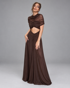 Femme portant une robe Manon marron longue et moulante froncée à découpe taille, vue trois-quarts en pied, naturelle, élégante et sophistiquée