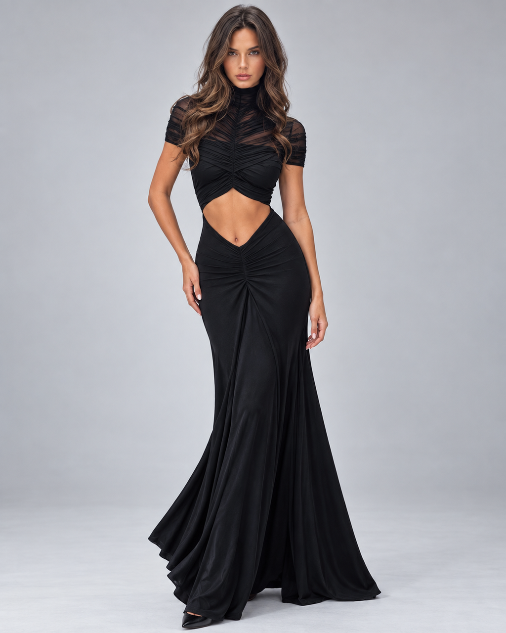 Femme portant une robe Manon noire longue et moulante froncée à découpe taille, vue de face en pied, glamour, sensuelle et élégante