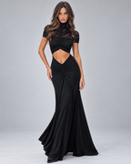 Femme portant une robe Manon noire longue et moulante froncée à découpe taille, vue de face en pied, glamour, sensuelle et élégante