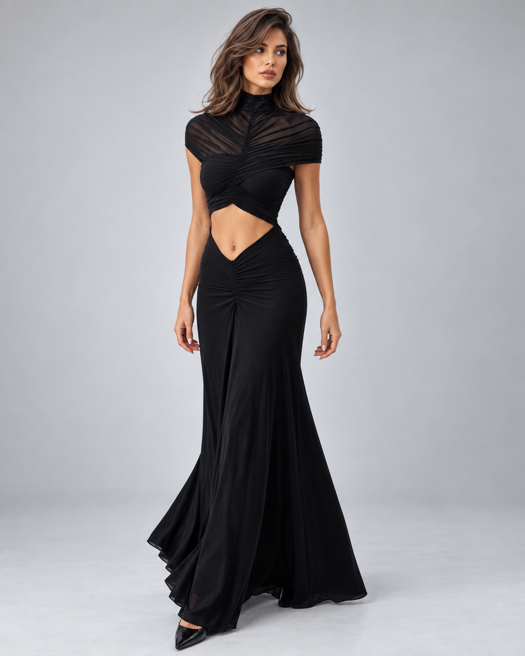 Femme portant une robe Manon noire longue et moulante froncée à découpe taille, vue trois-quarts en pied, élégante, féminine et raffinée