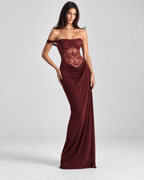 Femme portant la Robe Maya bordeaux, vue de face, avec dentelle ajourée, épaules dénudées et longue coupe moulante, créant une silhouette élégante, romantique et sensuelle