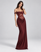 Femme portant la Robe Maya bordeaux, vue de face, avec dentelle raffinée, épaules dénudées et coupe longue élégante, pour une allure glamour, féminine et sophistiquée.