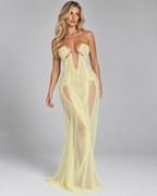 Femme portant la Robe Sofia jaune, longue et fluide, avec découpes ajourées et détails chaînes au décolleté, pour une allure lumineuse et sensuelle