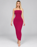 Femme portant une robe Zoé bordeaux longue et moulante à bustier sans bretelles, vue de face, glamour, élégante et raffinée
