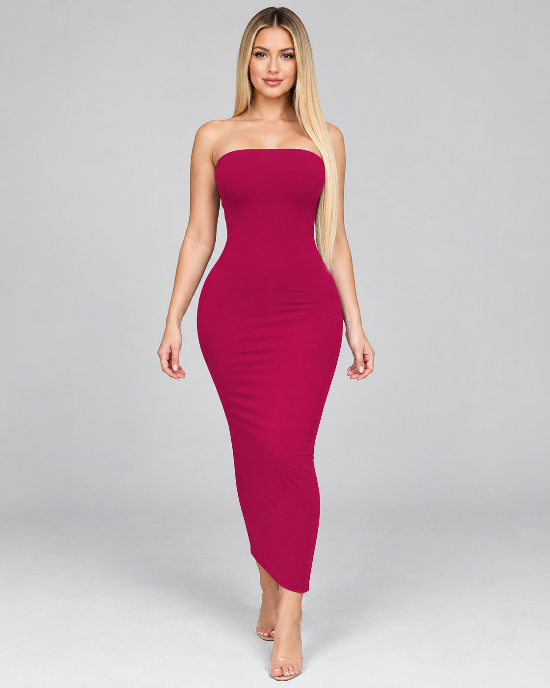 Femme portant une robe Zoé bordeaux longue et moulante à bustier sans bretelles, vue de face, glamour, élégante et raffinée