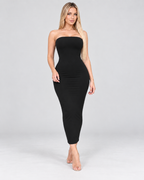 Femme portant une robe Zoé noire longue et moulante à bustier sans bretelles, vue de face, chic, sensuelle et sophistiquée