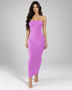 Femme portant une robe Zoé violette longue et moulante à bustier sans bretelles, vue de face, féminine, glamour et élégante