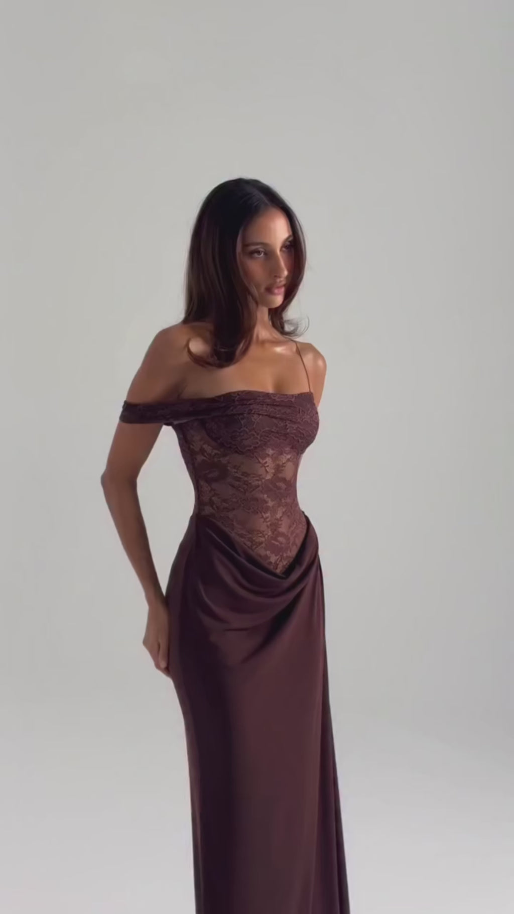 Robe Maya – Robe longue moulante en dentelle à épaules dénudées